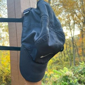 Nike Featherlight Adjustable Performance Hat - Black. One size